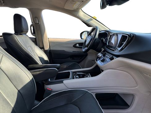 Used 2022 Chrysler Pacifica Limited w/ Uconnect Theater Family Group image 14