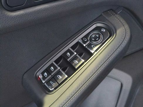 Used 2025 Porsche Macan AWD/4WD image 23