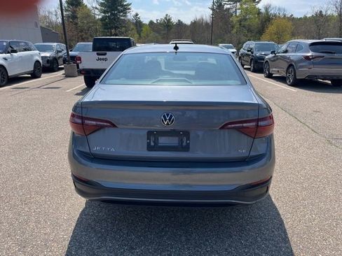 Used 2024 Volkswagen Jetta SE FWD image 4