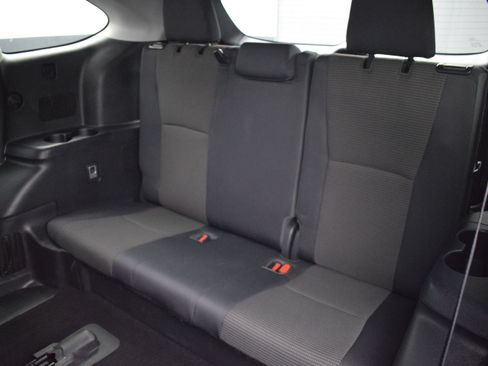 Used 2023 Toyota Highlander LE AWD/4WD image 14