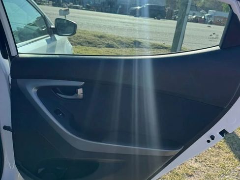 Used 2015 Hyundai Elantra SE w/ Option Group 03 image 14