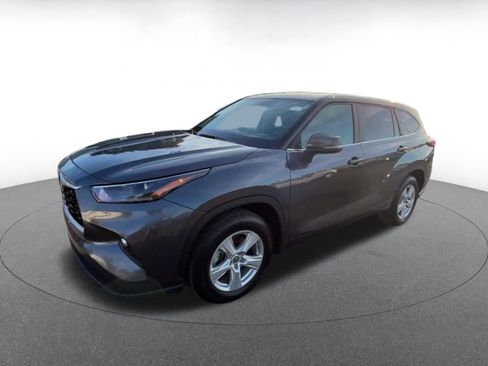 Used 2025 Toyota Highlander LE image 8