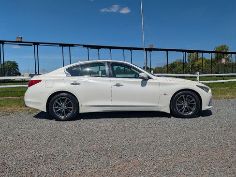 Used 2017 INFINITI Q50 Signature Edition w/ All Weather Package (L93) AWD/4WD image 4