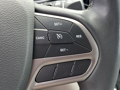 Used 2022 Jeep Cherokee Latitude Lux w/ Sun & Sound Group AWD/4WD image 23