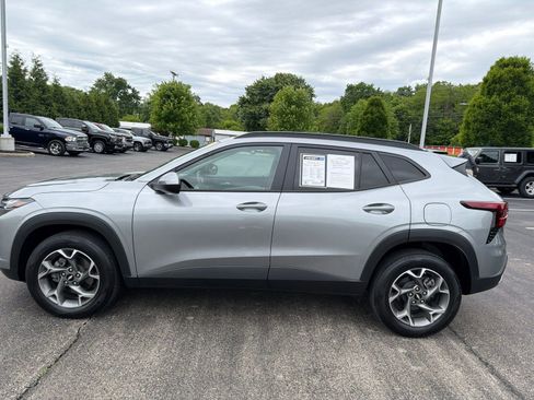 Used 2024 Chevrolet Trax LT w/ Driver Confidence Package FWD image 2