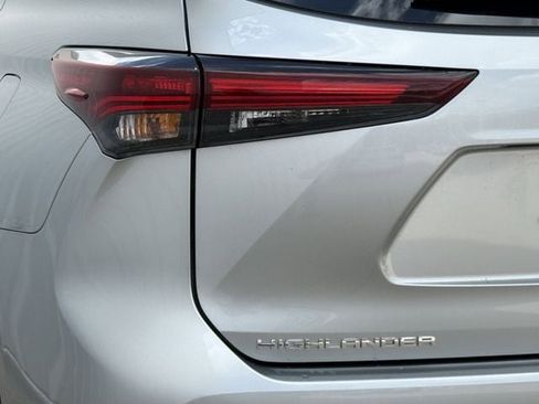 Used 2025 Toyota Highlander LE image 6