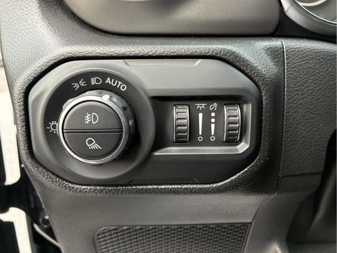 Used 2022 Jeep Gladiator Willys image 19