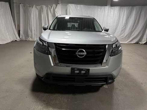 Used 2024 Nissan Pathfinder SV FWD image 2