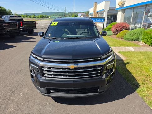 Used 2025 Chevrolet Traverse LT w/ Sun and Wheel Package FWD image 8