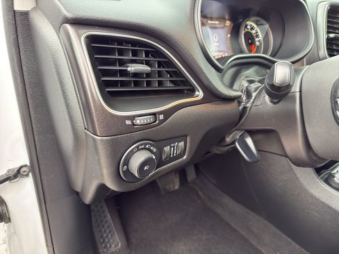 Used 2020 Jeep Cherokee Trailhawk w/ Cold Weather Group AWD/4WD image 14
