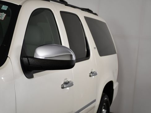 Used 2013 Chevrolet Suburban LTZ image 13