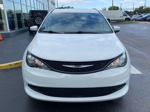 Used 2022 Chrysler Voyager LX FWD image 3