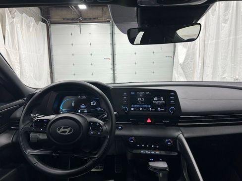 Used 2025 Hyundai Elantra Sport image 15