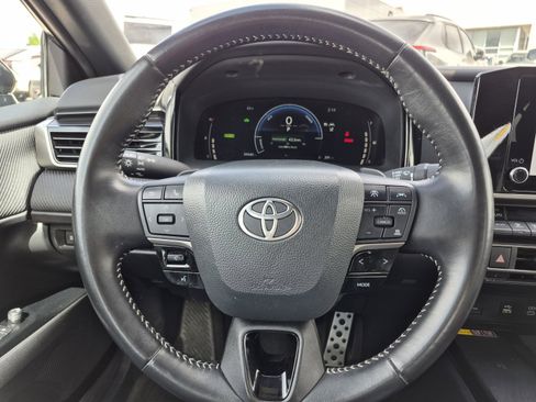 Used 2025 Toyota Camry SE image 9