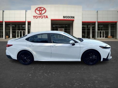 Used 2025 Toyota Camry SE FWD image 4