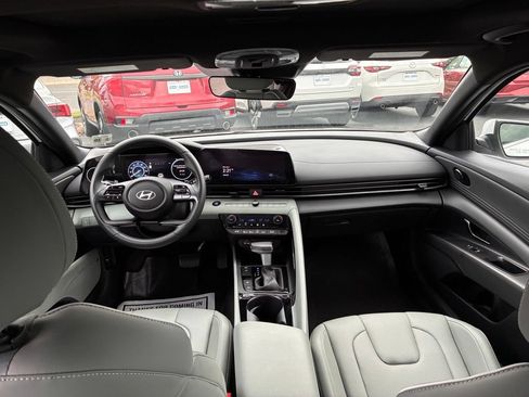 Used 2025 Hyundai Elantra Limited FWD image 14