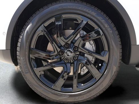 New 2025 Land Rover Discovery S image 9