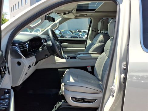 Used 2022 Jeep Grand Wagoneer Series II AWD/4WD image 11