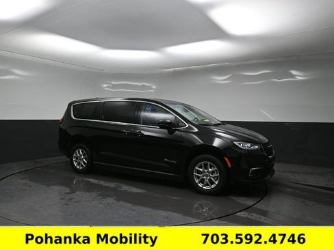 Used 2024 Chrysler Pacifica Touring-L image 10