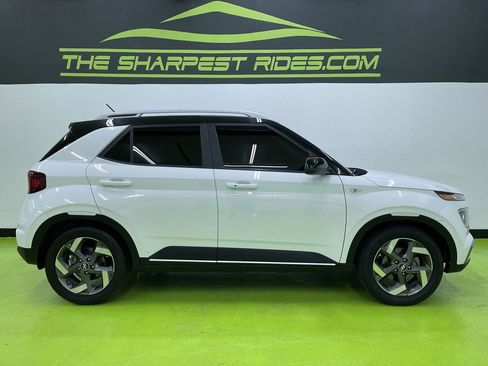 Used 2023 Hyundai Venue Limited image 11