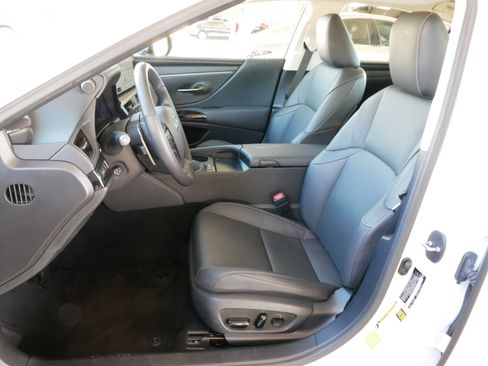 Used 2025 Lexus ES 300h w/ Premium Package image 2