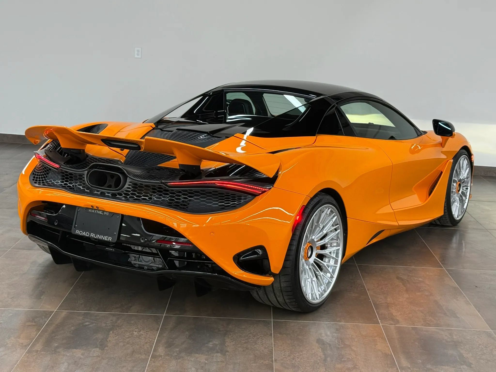 Used 2025 McLaren 750S Spider RWD image 18