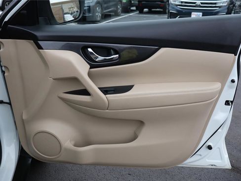 Used 2020 Nissan Rogue SV w/ Premium Package image 27