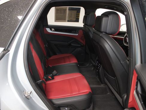 Used 2024 Porsche Cayenne AWD/4WD image 30
