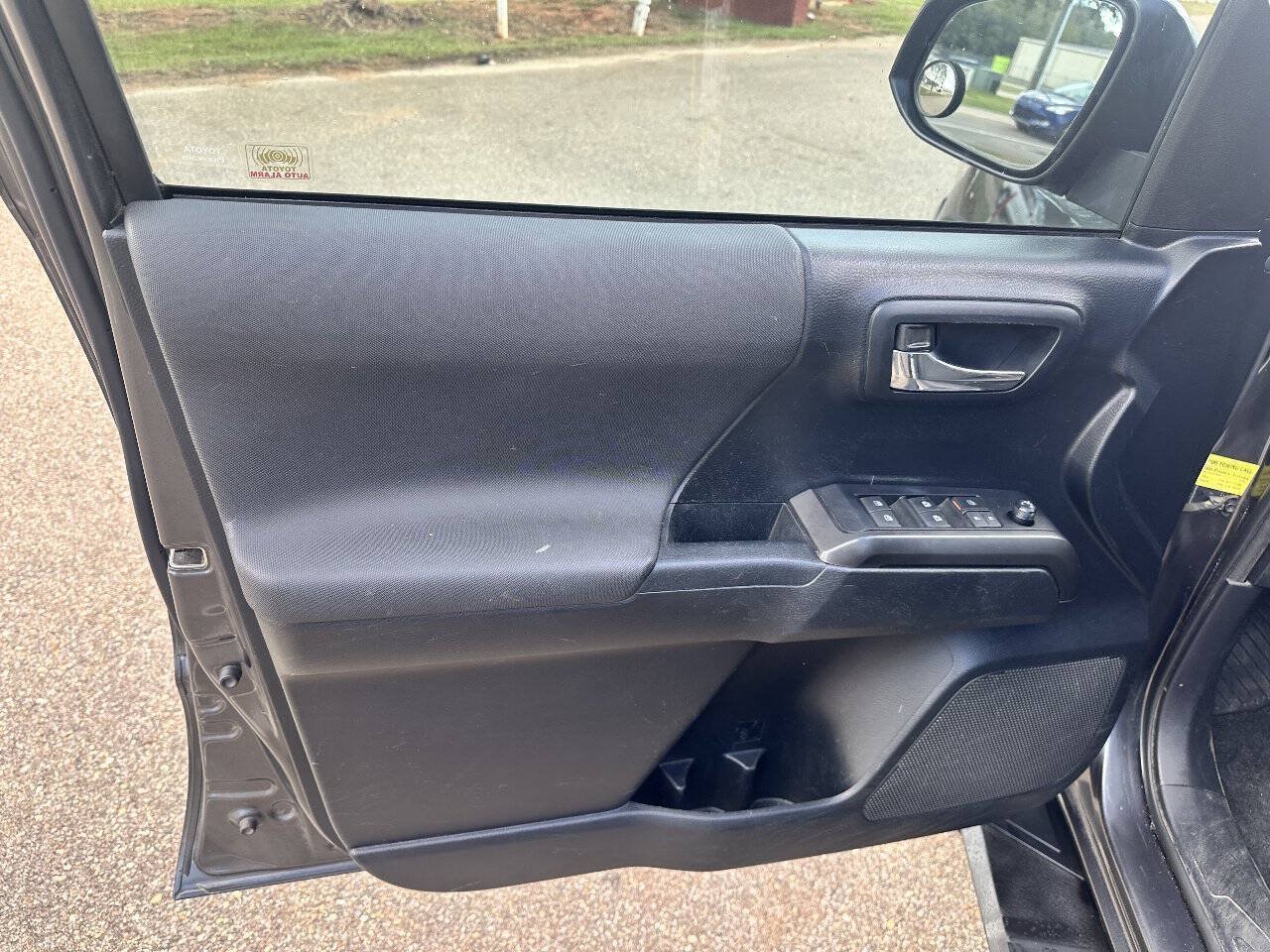 Used 2019 Toyota Tacoma TRD Off-Road AWD/4WD image 11