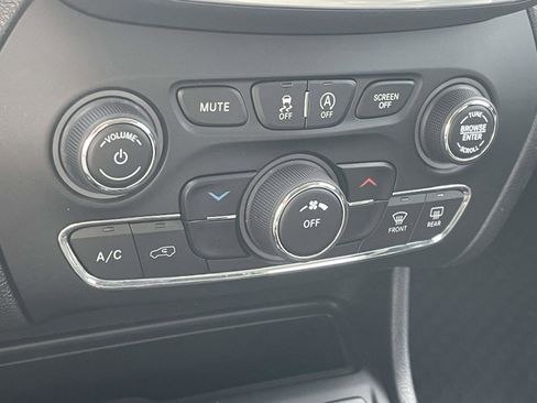 Used 2022 Jeep Cherokee Latitude AWD/4WD image 17
