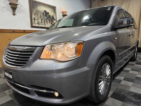 Used 2014 Chrysler Town & Country Touring-L FWD image 5