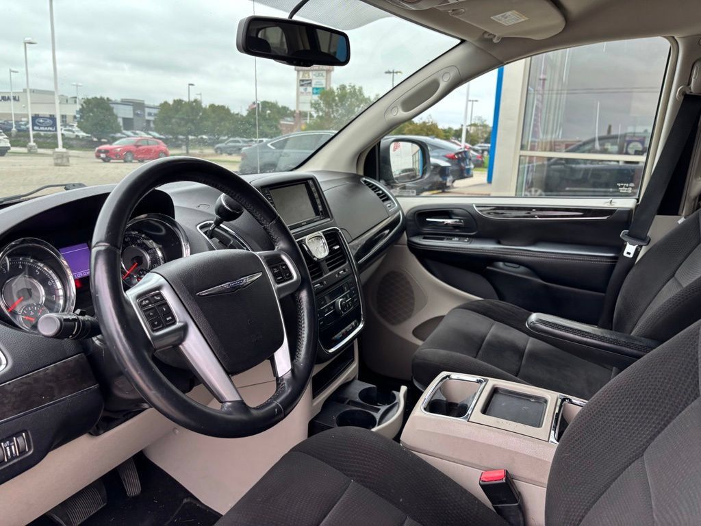 Used 2013 Chrysler Town & Country Touring FWD image 9
