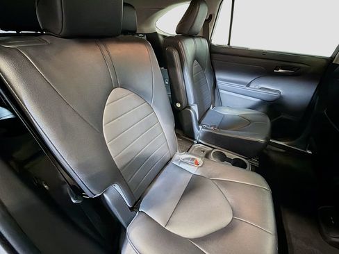 Used 2022 Toyota Highlander XLE AWD/4WD image 30