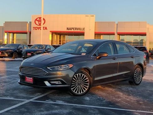 Used 2017 Ford Fusion SE w/ Fusion SE Technology Package image 2