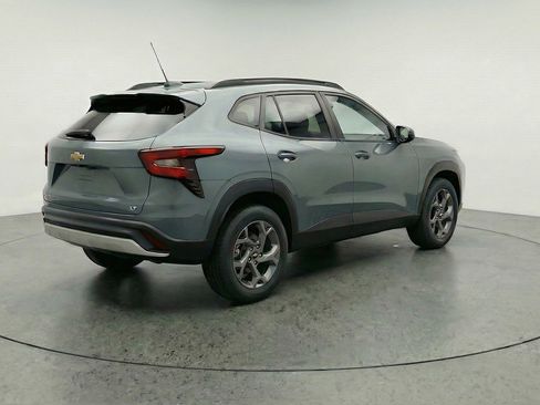Used 2025 Chevrolet Trax LT w/ LT Convenience Package FWD image 9