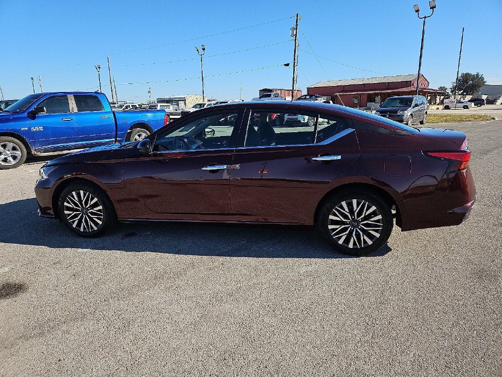 Used 2025 Nissan Altima 2.5 SV FWD image 3