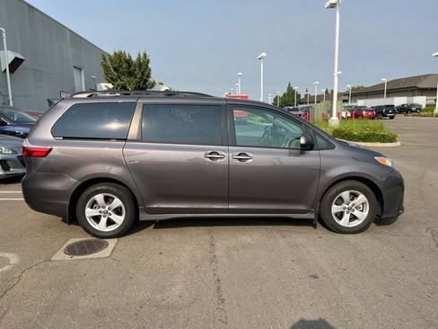 Used 2020 Toyota Sienna LE w/ LE Preferred Package FWD image 3