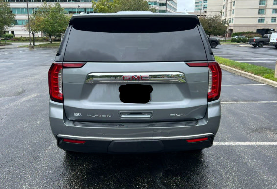 Used 2023 GMC Yukon SLT w/ SLT Premium Package AWD/4WD image 3
