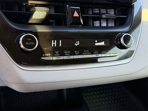Used 2021 Toyota Corolla LE image 18