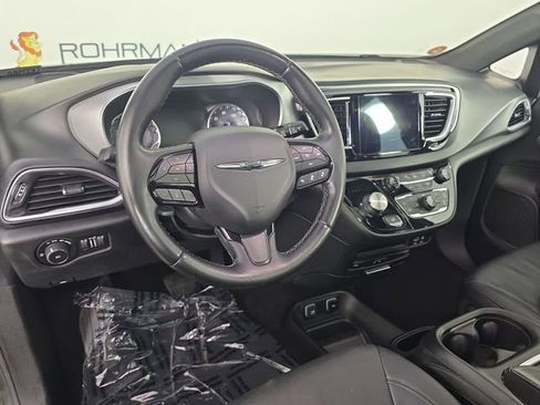 Used 2018 Chrysler Pacifica Touring-L Plus w/ Advanced Safetytec Group FWD image 21