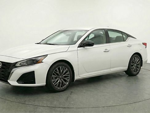 Used 2025 Nissan Altima 2.5 SV image 3