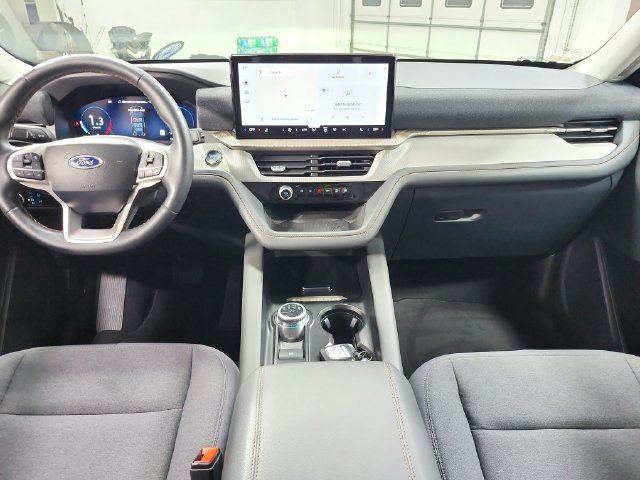Used 2025 Ford Explorer Active AWD/4WD image 25