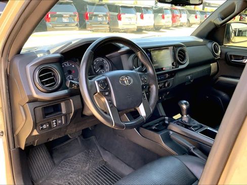 Used 2018 Toyota Tacoma TRD Sport image 17