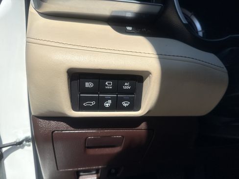 Used 2022 Toyota Highlander Limited FWD image 11