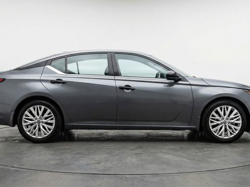 Used 2025 Nissan Altima 2.5 SV FWD image 11