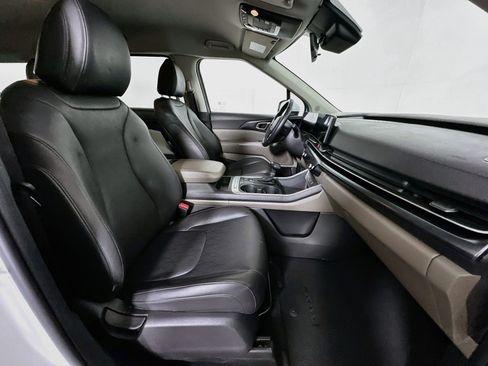 Used 2025 Kia Carnival FWD image 30