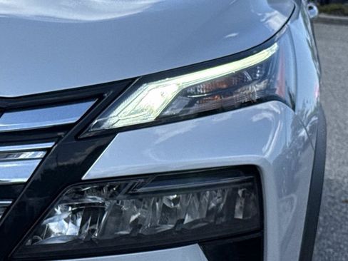 Certified 2024 Nissan Rogue SV FWD image 10