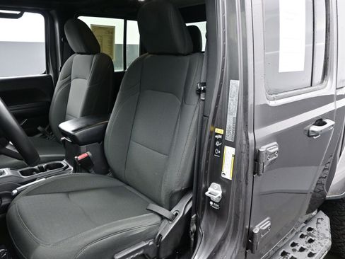 Used 2021 Jeep Gladiator Sport image 10