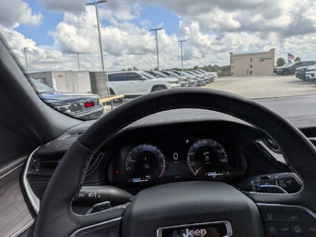 New 2027 Jeep Grand Cherokee Limited w/ Limited Altitude Package RWD image 32