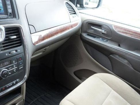 Used 2010 Chrysler Town & Country Limited w/ Entertainment Group #3 image 14